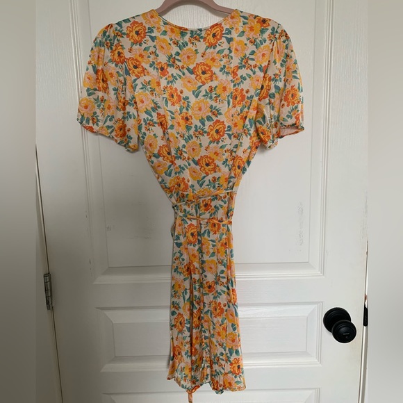 Sportsgirl Deep-V Floral Wrap Dress - Picture 4 of 4